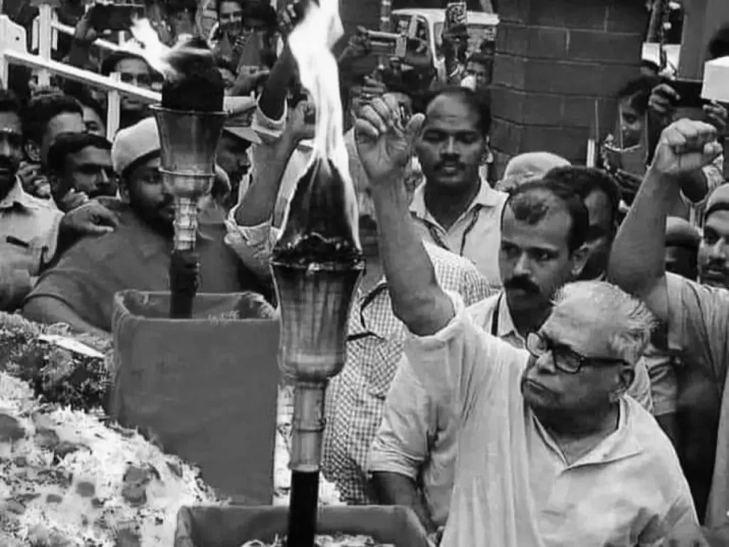 വി.എസ് തന്റെ ജന്മദേശമായ ആലപ്പുഴ ജില്ലയിലെ തൊഴിലാളി സംഘടനകളുടെയും കർഷകരുടെയും ഇടയിൽ പ്രവർത്തിച്ചാണ് പൊതുപ്രവർത്തനം തുടങ്ങുന്നത്. തിരുവിതാംകൂർ രാജ ഭരണത്തിനെതിരെ 1946-ൽ നടന്ന പുന്നപ്ര- വയലാർ സമരങ്ങളുടെ മുൻപന്തിയിൽ വി.എസ് ഉണ്ടായിരുന്നു.