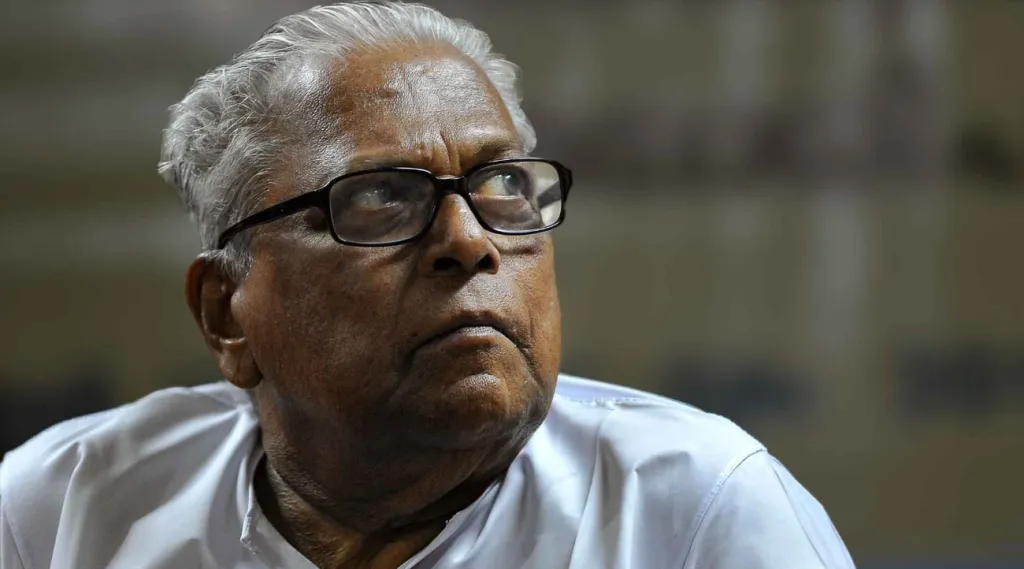 വി.എസ് അറിയപ്പെട്ടത് കടുപ്പക്കാരനായ ഒരു പാർട്ടിക്കാരനെന്ന നിലയിലാണ്. സംഘടനയ്ക്കു പുറത്ത് അദ്ദേഹത്തെ ഇഷ്ടപ്പെടുന്നവർ കുറവായിരുന്നു. ഇ.എം.എസിനോ നായനാർക്കോ ഉള്ള പൊതുസ്വീകാര്യത വി.എസിനില്ലായിരുന്നു.
