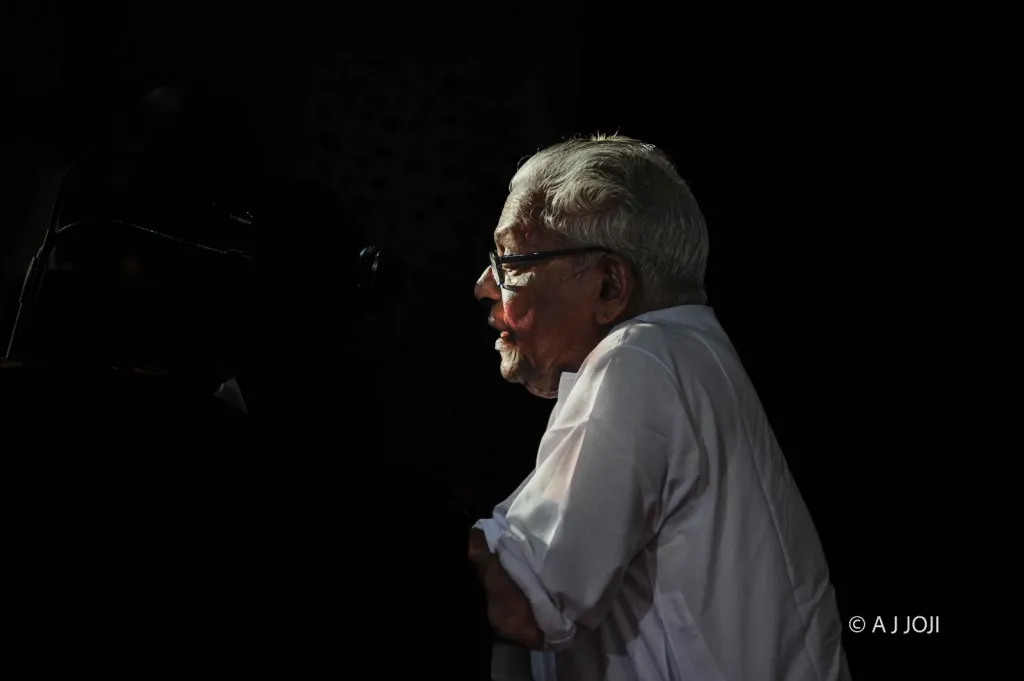 ലോകത്തും ഇന്ത്യയിലും നടക്കുന്ന രാഷ്ട്രീയ ചലനങ്ങൾ അക്കാദമിക വിദ്യഭ്യാസമില്ലാത്ത വി. എസ് ഹൃദിസ്ഥമാക്കി. അത് യഥാർത്ഥത്തിൽ ഒരു കൊടുക്കലും വാങ്ങലുമായിരുന്നു. Photo credit/ AJ JOJI