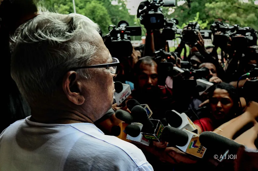വി.എസിന് മറ്റ് പലരെയും പോലെ അധികാരമോഹം ഉണ്ടായിരുന്നു. ഒരു രാഷ്ട്രീയനേതാവിന് അത് ആവശ്യമാണ്.