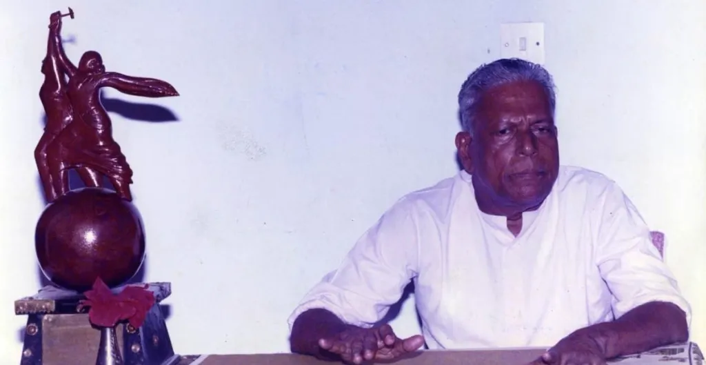 കുട്ടനാട്ടിലെത്തുന്ന വി.എസ്. അച്യുതാനന്ദൻ, ചെറുപ്പക്കാരനായിരുന്നു. അദ്ദേഹത്തിന്റെ പ്രവർത്തനങ്ങളുടെ ആരംഭം കൂടിയാണത്. സ്ത്രീകളെ സംഘടിപ്പിച്ച്, അവകാശസംരക്ഷണത്തിന് അവരെ സജ്ജമാക്കുന്ന സംഘടിതമുന്നേറ്റം രൂപപ്പെടുത്തിയെടുക്കുന്നതിൽ അദ്ദേഹം വലിയ പങ്ക് വഹിച്ചു.