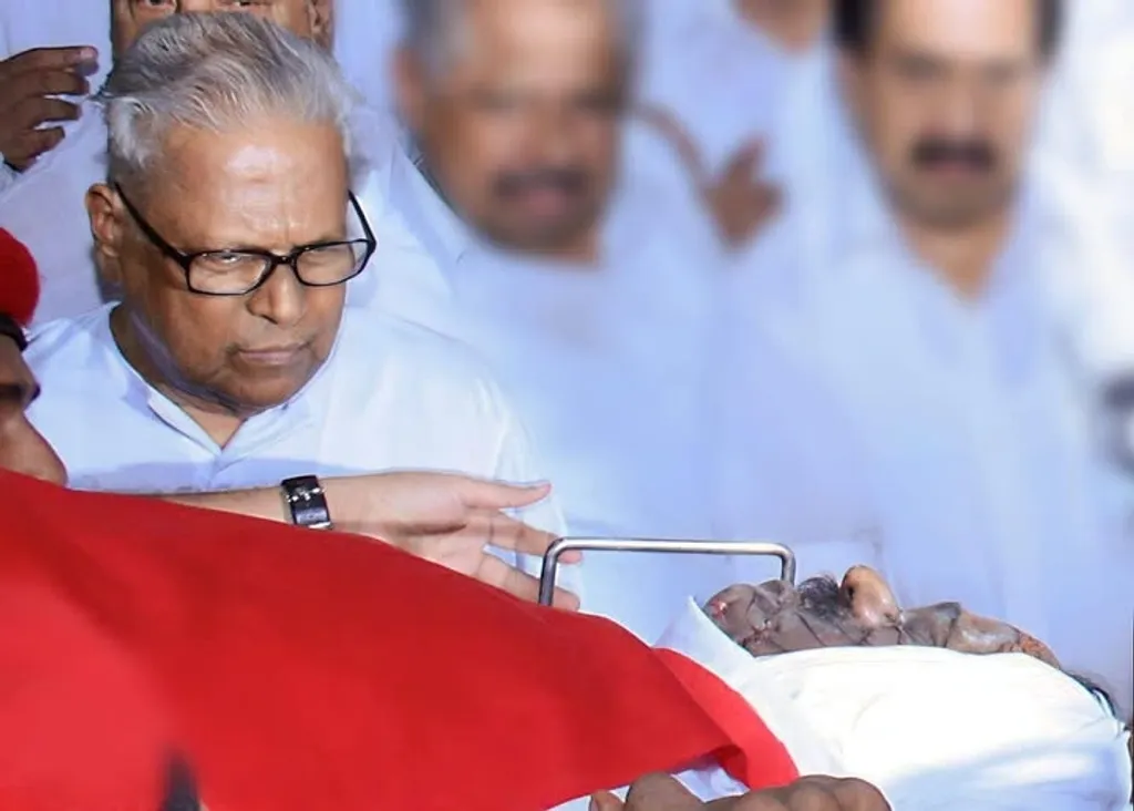 വിദ്യാർത്ഥി സംഘടനാ പ്രവർത്തനകാലത്ത്, നിരവധി തവണ കണ്ട, മിണ്ടിയ, ഏറെ ആദരവോടെ സ്നേഹിച്ച വി.എസിനെ ഒടുവിൽ കണ്ടത് ആ അഭിശപ്ത സന്ദർഭത്തിലാണ്.