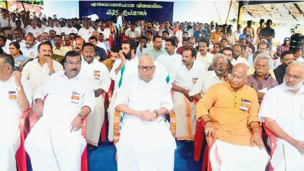 എൻഡോസൽഫാൻ ദുരിതബാധിതരോടൊപ്പം കൂട്ടഉപവാസത്തില് പങ്കെടുക്കുന്ന വി എസ്