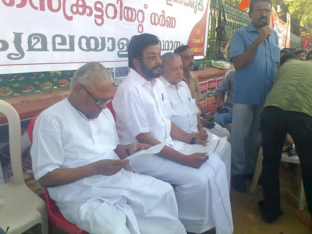 മലയാളഭാഷാ നിയമനിർമ്മാണത്തിനായി ഐക്യമലയാള പ്രസ്ഥാനം നടത്തിയ സെക്രട്ടറിയേറ്റ് ധർണ്ണയിൽ വി.എസ്. അച്യുതാനന്ദൻ, സി.പി. മുഹമ്മദ്, പിരപ്പൻകോട് മുരളി, ആർ. നന്ദകുമാർ, ഹരിദാസൻ 'എന്നിവർ.