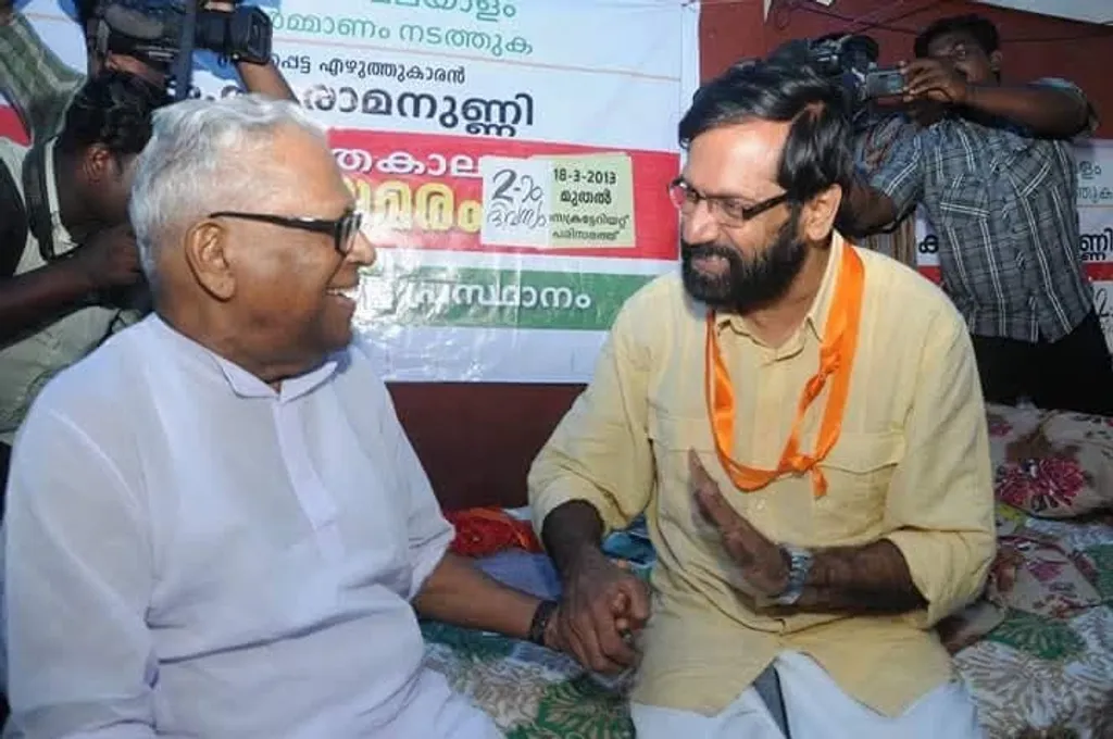 മലയാള ഭാഷയെ ഒന്നാം ഭാഷയാക്കി നിയമനിർമ്മാണം നടത്തണമെന്നാവശ്യപ്പെട്ട് ഐക്യമലയാള പ്രസ്ഥാനത്തിന്റെ ആഭിമുഖ്യത്തിൽ 2013 മാർച്ച് 18 ന് കെ.പി. രാമനുണ്ണി അനിശ്ചിതകാല നിരാഹാര സമരം ആരംഭിച്ചപ്പോൾ വി.എസ്. അച്യുതാന്ദൻ സമരപ്പന്തലിലെത്തി അഭിവാദ്യം അറിയിക്കുന്നു.