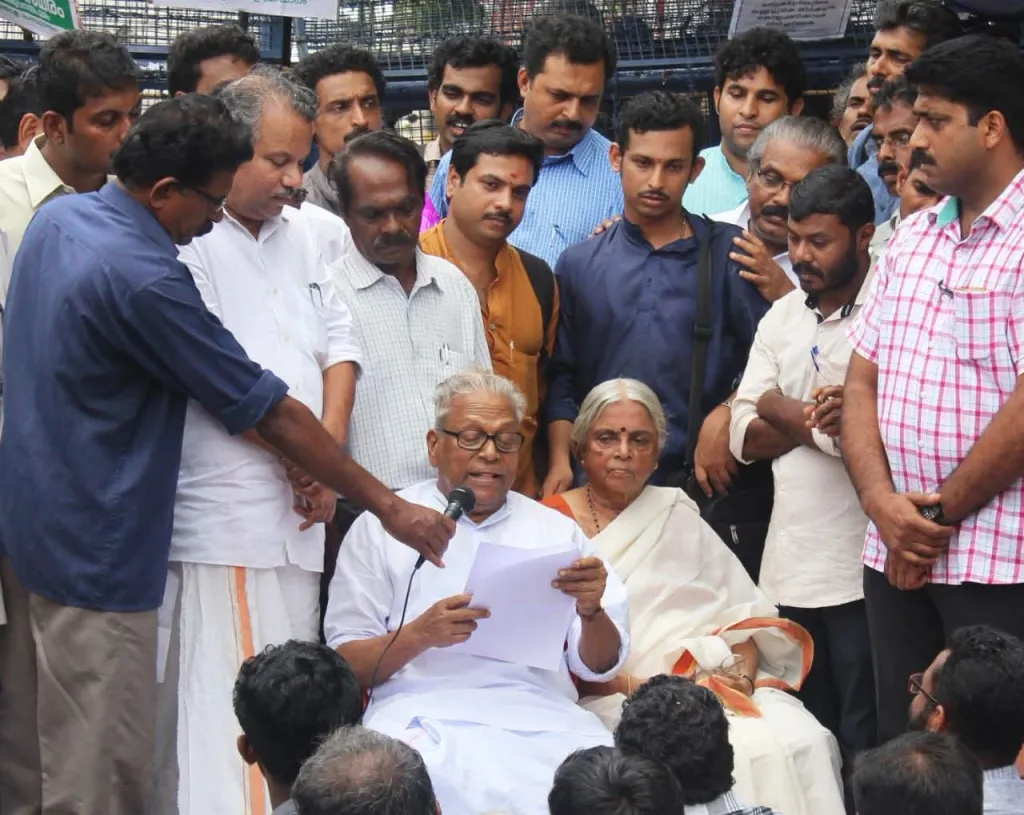 മലയാളഭാഷാ നിയമനിർമ്മാണം ആവശ്യപ്പെട്ട് ഐക്യമലയാള പ്രസ്ഥാനം നടത്തിയ നിയമസഭാമാർച്ച് വി.എസ്. അച്യുതാനന്ദൻ ഉദ്ഘാടനം ചെയ്യുന്നു. സമീപം സുഗതകുമാരി.