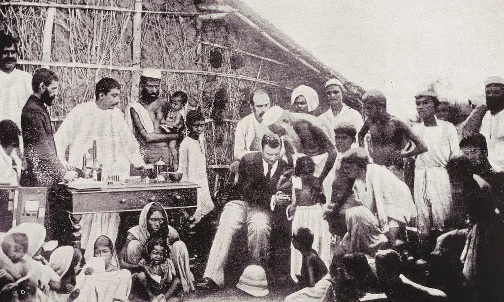 കല്‍ക്കട്ടയില്‍ കോളറ വാക്സിനേഷന്‍ നടത്തുന്ന ഹാഫ്ക്കിൻ 