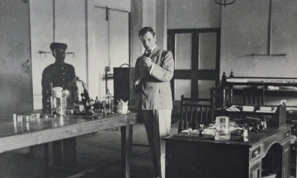 കോളറക്കും പ്ലേഗിനുമെതിരെ ഇന്ത്യൻ മണ്ണിൽ വാക്സിൻ ഉല്പാദിപ്പിച്ച് ലക്ഷക്കണക്കിനാളുകളുടെ ജീവൻ രക്ഷിച്ച  സൂക്ഷ്മാണുശാസ്​ത്രജ്ഞനാണ് വാൽഡിമാർ ഹാഫ്ക്കിൻ