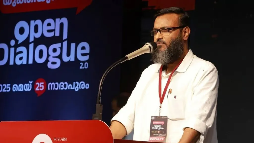 ഇപ്പോൾ സൂംബവിവാദത്തിൽ കുട്ടികൾ വ്യായാമത്തിലൂടെ നൃത്തം ചെയ്യുന്നതിനെ അല്പവസ്ത്രധാരികളുടെ അഴിഞ്ഞാട്ടമാക്കിയത് മുജാഹിദുകളില് മറ്റൊരു വിഭാഗമാണ്. അവർ ഭീകരവാദികളല്ല. മറിച്ച് മൗലികവാദികളാണ്. കലർപ്പുകളെ ശത്രുപക്ഷത്തു നിർത്തുക എന്നത് മൗലികവാദത്തിൻ്റെ രീതിയാണ്.