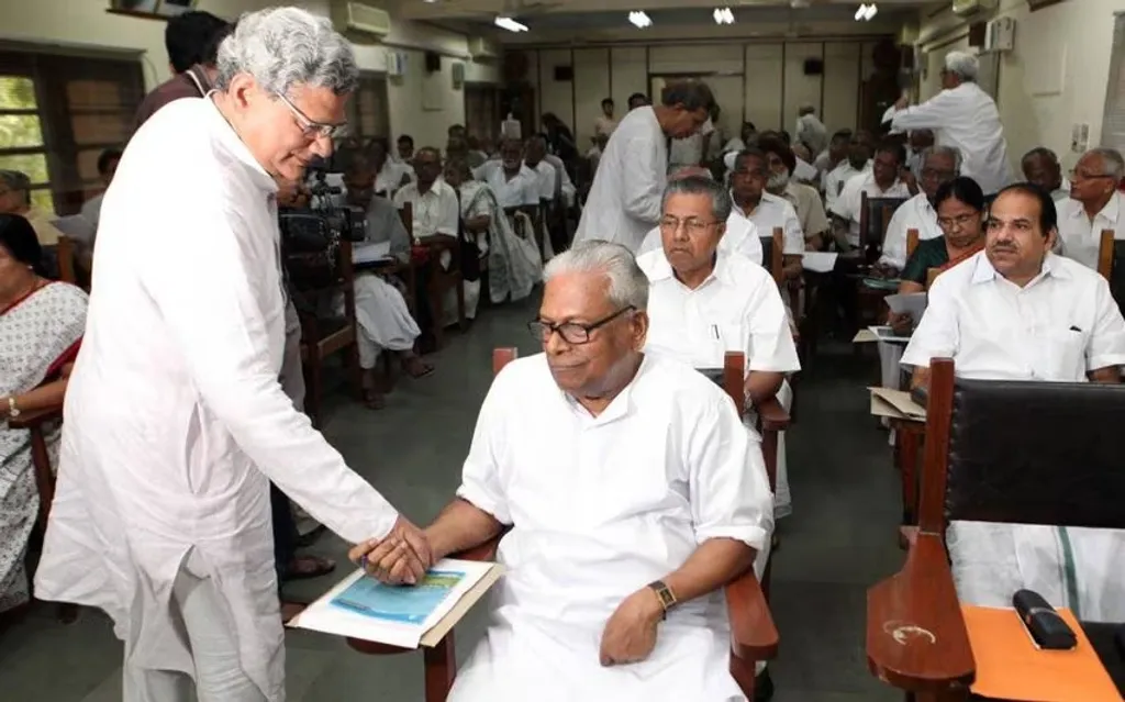 വി. എസ് അച്യുതാനന്ദനും സീതാറാം യെച്ചൂരിയും. സി.പി.എം ജനറൽ സെക്രട്ടറി സീതാറാം യെച്ചൂരി, 90 വയസ്സ് കഴിഞ്ഞ വി.എസ്. അച്യുതാനന്ദനെ ‘കേരളത്തിന്റെ ഫിദൽ കാസ്ട്രോ’ എന്നു വിളിച്ചത്. വി.എസിന് കിട്ടാവുന്നതിൽ വെച്ചേറ്റവും വലിയ അംഗീകാരമാകുമായിരുന്നു അത്.