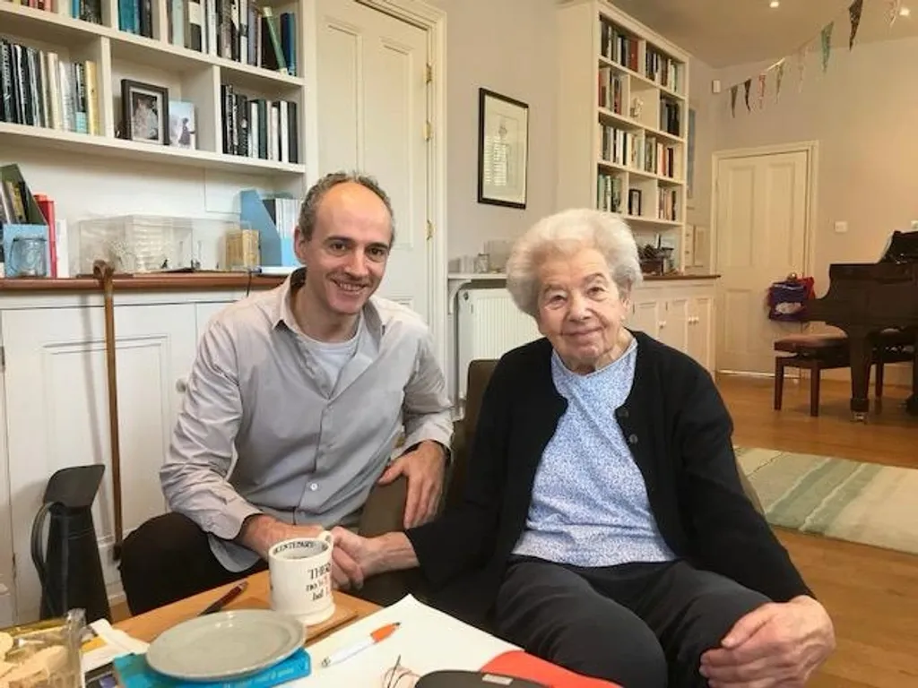 റൂത്ത് മകൻ സൈമൺ ഫിഞ്ചിനൊപ്പം.