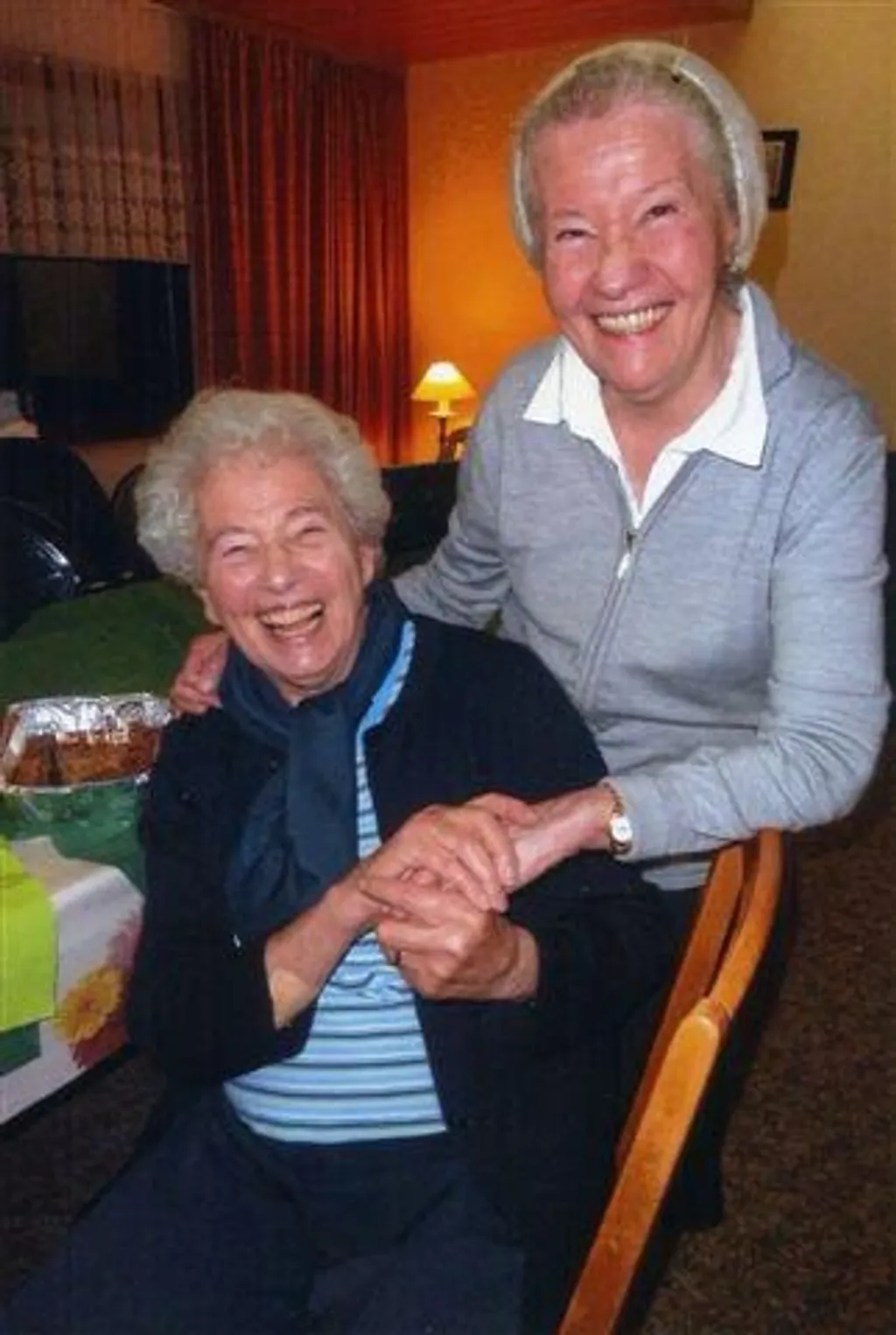 റൂത്തും അനിയത്തിയും. സഹോദരങ്ങൾ പല രാജ്യങ്ങളിലായതിനാൽ എല്ലാവരും കൂടി ഒത്തുകൂടാൻ കഴിഞ്ഞില്ല എന്ന സങ്കടം അവർക്കുണ്ടായിരുന്നു.