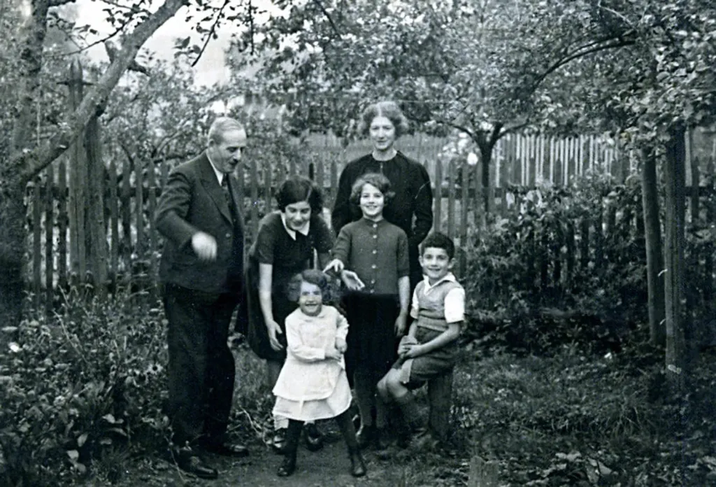 റൂത്തും സഹോദരങ്ങളും മാതാപിതാക്കൾക്കൊപ്പം.