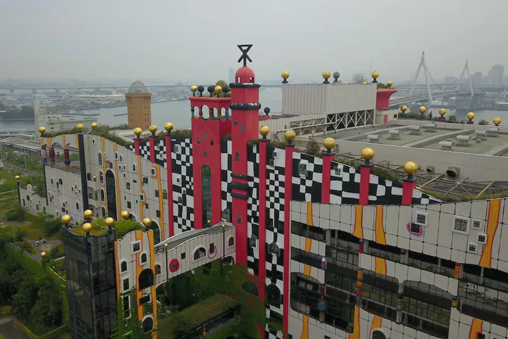 മൈഷിമ ലാൻഡ്‌ഫിൽ (Maishima Landfill) 1977-ൽ ആരംഭിച്ചപ്പോൾ, അത് നഗരമാലിന്യവും ഇൻസിനറേറ്റർ ചാരവും  സംഭരിക്കാൻ പ്രത്യേകിച്ച് രൂപകൽപ്പന ചെയ്‌തിരുന്നു. പിന്നീട് ആ പ്രദേശം പൊതുപാർക്കുകളും കായിക ഗ്രൗണ്ടുകളുമാക്കി മാറ്റപ്പെട്ടു. 