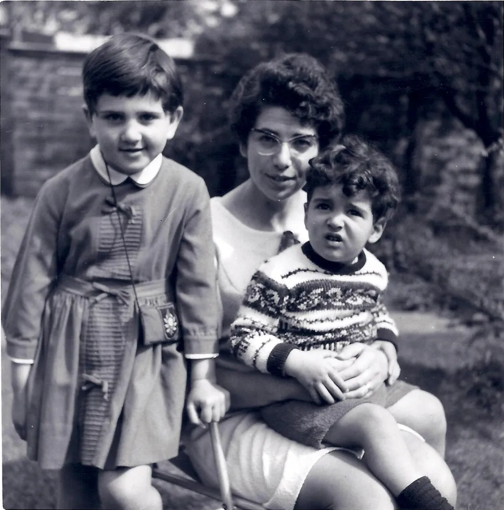 റൂത്ത് ഡേവിഡ് മക്കളായ സൈമൺ, മാർഗരറ്റ് എന്നിവർക്കൊപ്പം.