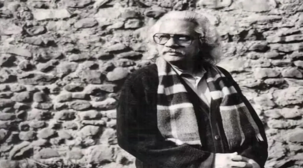 കമ്യൂണിസമെല്ലാം വെറും കാപട്യവും അവസരവാദവുമെന്ന് ധ്വനിപ്പിക്കാനാണ് കഷ്ടപ്പെട്ട്  വിശ്രമജീവിതം നയിക്കുന്ന ജന്മി വിപ്ലവകാരി നായകന്റെ മുന്നിലേക്ക് കൂടെപ്പഠിച്ച കൂട്ടുകാരനെ അടൂർ കൂടുതുറന്നുവിടുന്നത്. 