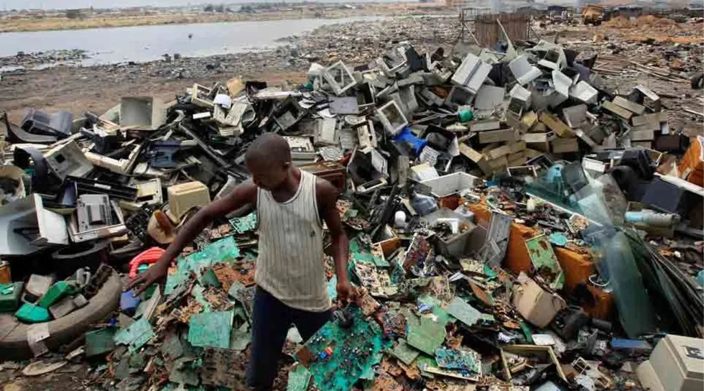 രണ്ടുവർഷം പോലും കഴിയാതെ ഉപേക്ഷിക്കപ്പെടുന്ന ഉപകരണങ്ങൾ വേസ്റ്റ് ട്രീറ്റ് ചെയ്യാൻ അപൂർവ രാസവിഷ ഘടകങ്ങളാണ്  ഉപയോഗിക്കുന്നത്. ഇതിന്റെ വലിയൊരു പങ്ക് ആഫ്രിക്കയിലെ ആഗ്‌ബോഗ്‌ലോഷി പോലുള്ള e-waste യർഡുകളിൽ അടിഞ്ഞുകൂടുകയാണ് ചെയ്യുന്നത്.
