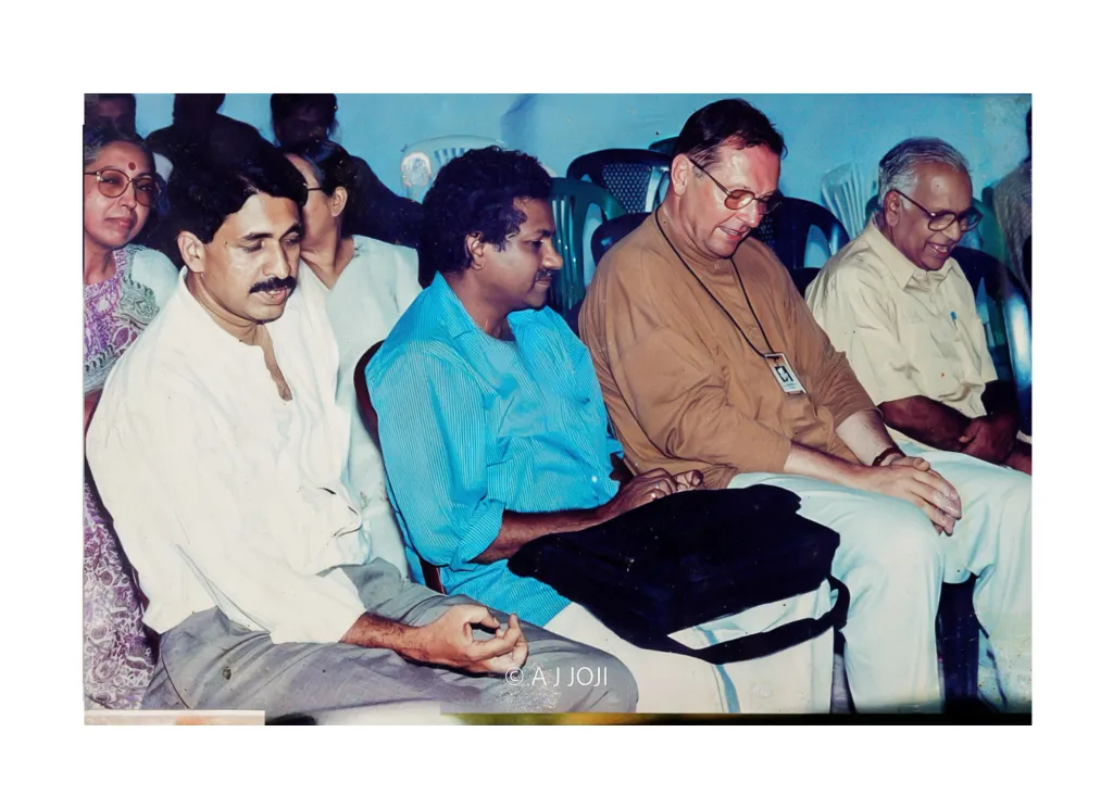 പോളിഷ് സംവിധായകൻ ക്രിസ്റ്റോഫ് സനൂസി 1998-ലെ കേരള അന്താരാഷ്ട്ര ചലച്ചിത്രോത്സവത്തിൽ. ഷാജി എൻ. കരുൺ, പി. ഗോവിന്ദപിള്ള എന്നിവരെയും കാണാം. 