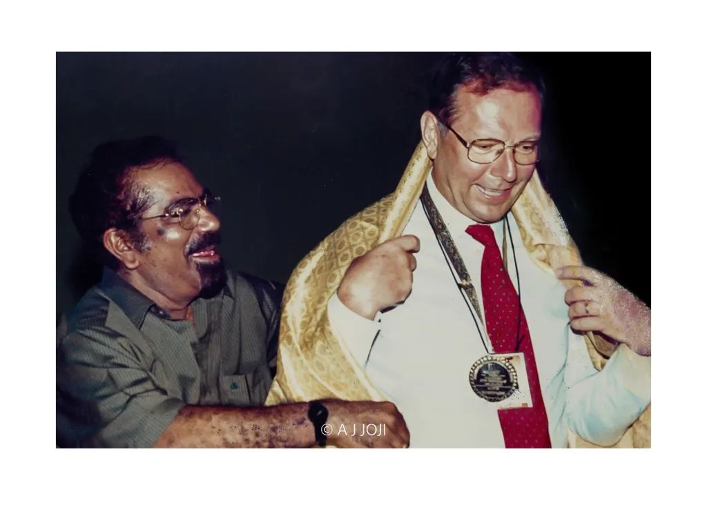 1998-ലെ iffk-യിൽ ക്രിസ്റ്റോഫ് സനൂസിയെ കെ.ജി. ജോർജ്ജ് പൊന്നാടയണിയിക്കുന്നു.