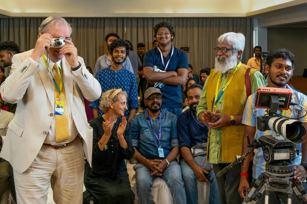 2023-ലെ iffk-യിൽ സനൂസിയുടെ നേതൃത്വത്തിൽ നടന്ന മാസ്റ്റർ ക്ലാസിൽ സണ്ണി ജോസഫും മറ്റു പ്രതിനിധികളും.