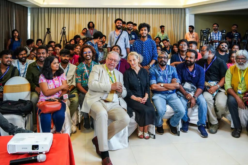 2023-ലെ iffk-യിൽ സനൂസിയുടെ നേതൃത്വത്തിൽ നടന്ന മാസ്റ്റർ ക്ലാസിൽ പ​ങ്കെടുത്തവർ.