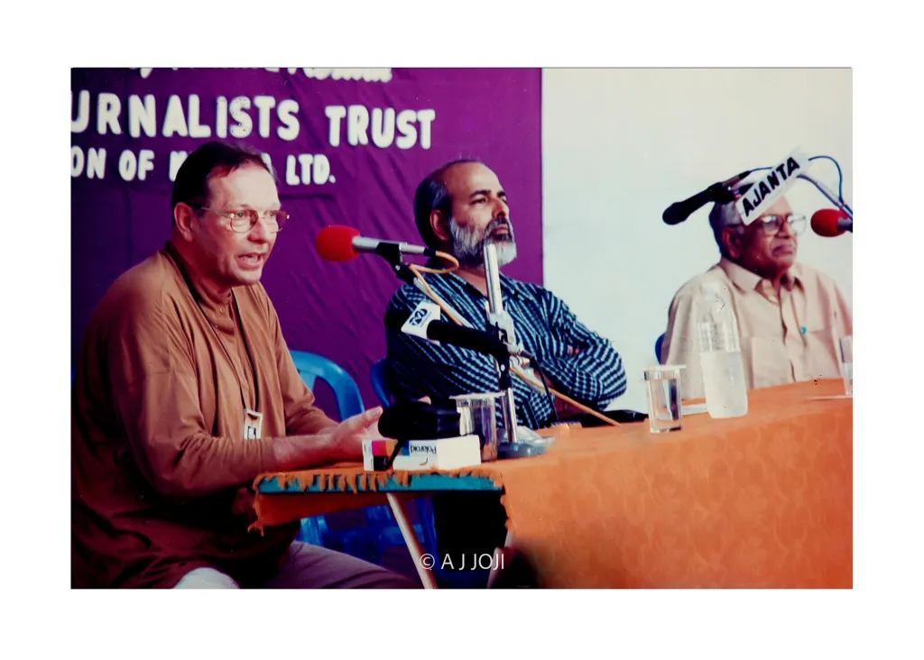 1998-ലെ IFFK വേദിയിൽ ക്രിസ്റ്റോഫ് സനൂസി, ശശികുമാർ, പി. ഗോവിന്ദപിള്ള എന്നിവർ. പോളിഷ് കമ്യൂണിസ്റ്റ് ഭരണത്തിന് അന്ത്യം കുറിച്ച ലെ വലേസയുടെ സോളിഡാരിറ്റി പ്രസ്ഥാനത്തെ പ്രകീര്‍ത്തിച്ചു സംസാരിച്ച സനൂസിയെ പി. ഗോവിന്ദപിള്ള നിശിതമായി വിമര്‍ശിച്ചതും വിമർശനത്തെ സനൂസി ഒരു പുഞ്ചിരിയോടെ നേരിട്ടതും അന്നത്തെ പ്രധാന സംഭവമായിരുന്നു.