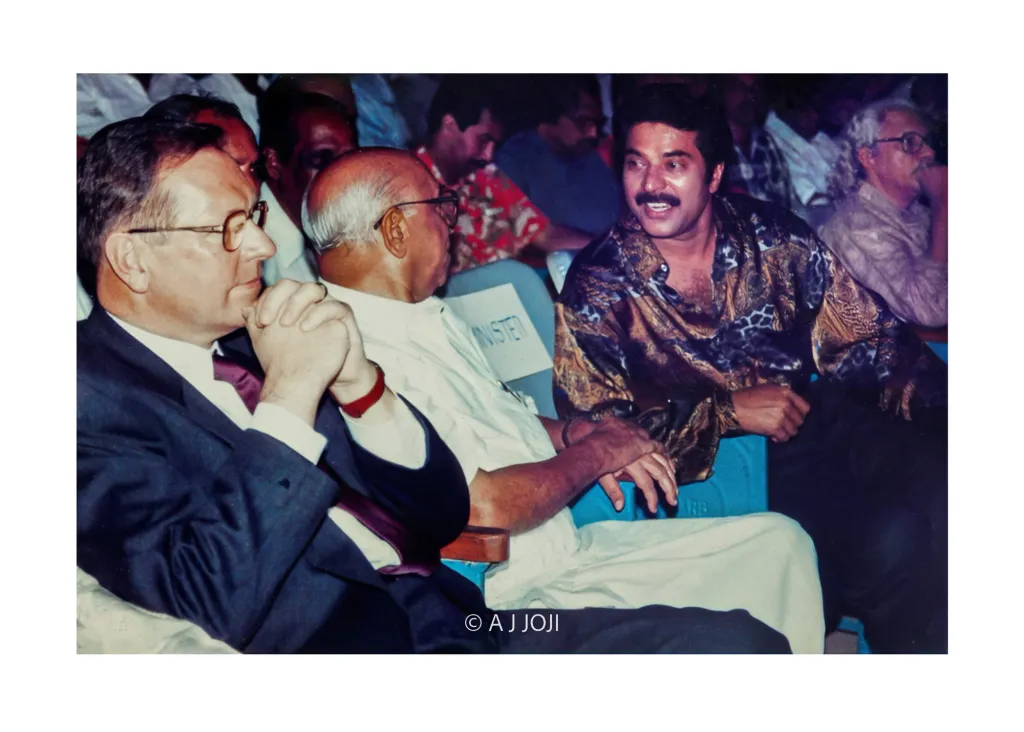 സനൂസിക്കൊപ്പം ടി.കെ. രാമകൃഷ്ണൻ, മമ്മൂട്ടി- 1998-ലെ IFFK വേദിയിൽ നിന്ന്.