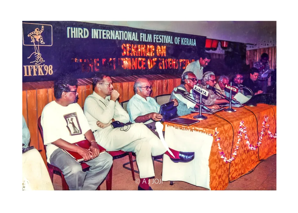 1998-ലെ മൂന്നാം IFFK-യോടനുബന്ധിച്ച് നടന്ന ​ഒരു സെമിനാറിൽ ക്രിസ്റ്റോഫ് സനൂസി, മൃണാൾ സെൻ, അടൂർ ഗോപാലകൃഷ്ണൻ തുടങ്ങിയവർ.