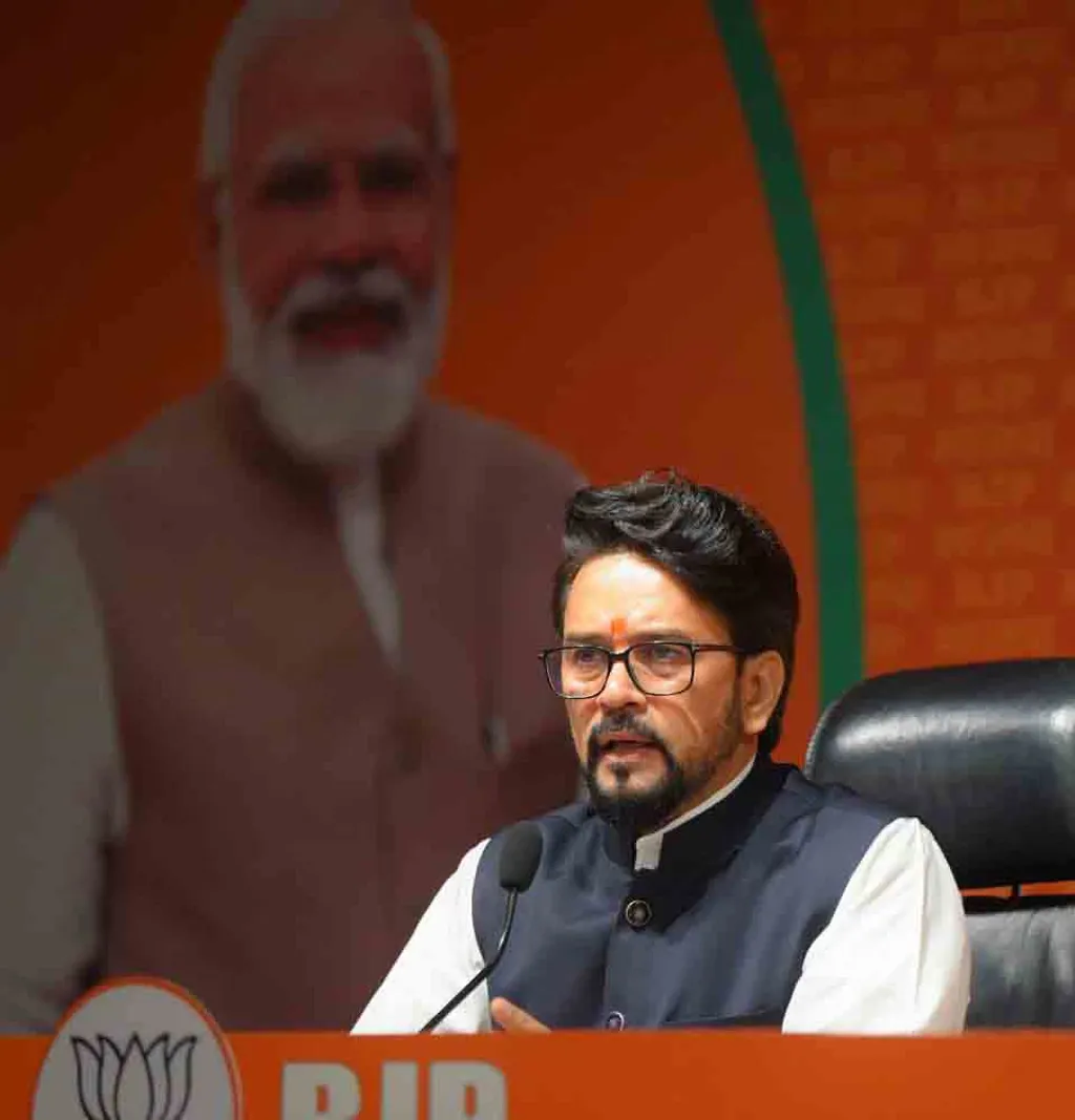 ഒരൊറ്റ നിയമസഭാ മണ്ഡലത്തിലെ വോട്ടേഴ്സ് ലിസ്റ്റ് പഠിക്കാൻ രാഹുൽ ഗാന്ധിയുടെ ടീമിന് ആറു മാസം വേണ്ടിവന്നപ്പോൾ അനുരാഗ് താക്കൂർ ആറു ലോക്‌സഭാ മണ്ഡലങ്ങളിലെ വോട്ടേഴ്സ് ലിസ്റ്റ് ആറു ദിവസം കൊണ്ട് എങ്ങനെ നോക്കി എന്ന കാതലായ ചോദ്യവും കോൺഗ്രസ് ഉന്നയിക്കുന്നു.