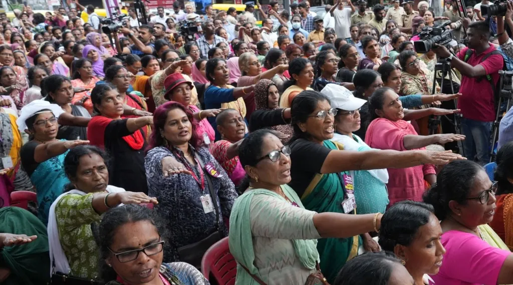 ഏറ്റവുമൊടുവിൽ കേരളത്തിലെ ഇടതുപക്ഷ സർക്കാരിന്റെ അസഹിഷ്ണുതയ്ക്ക് പാത്രമായത് നിരാലംബരായ ആശാ വർക്കർമാരുടെ സമരമാണ്.  ആഗോളീകരണാനന്തര കേരളീയ സമൂഹത്തിന്റെ അസമത്വസ്ഥിതിക്കെതിരെ സുപ്രധാന ചോദ്യങ്ങൾ ഉന്നയിച്ച സ്ത്രീതൊഴിലാളികളുടെ സമരമായിരുന്നു ആശാ സമരം. 