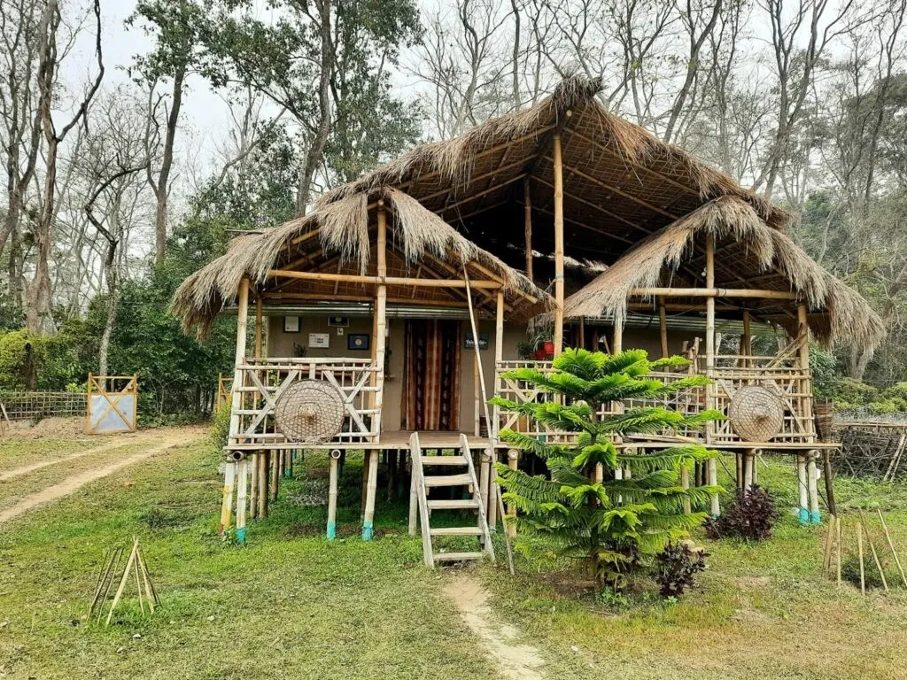 വെള്ളപ്പൊക്കത്തെ പ്രതിരോധിക്കുന്ന തരത്തിൽ അസമിൽ നിർമിച്ചിട്ടുള്ള വീടുകൾ. 