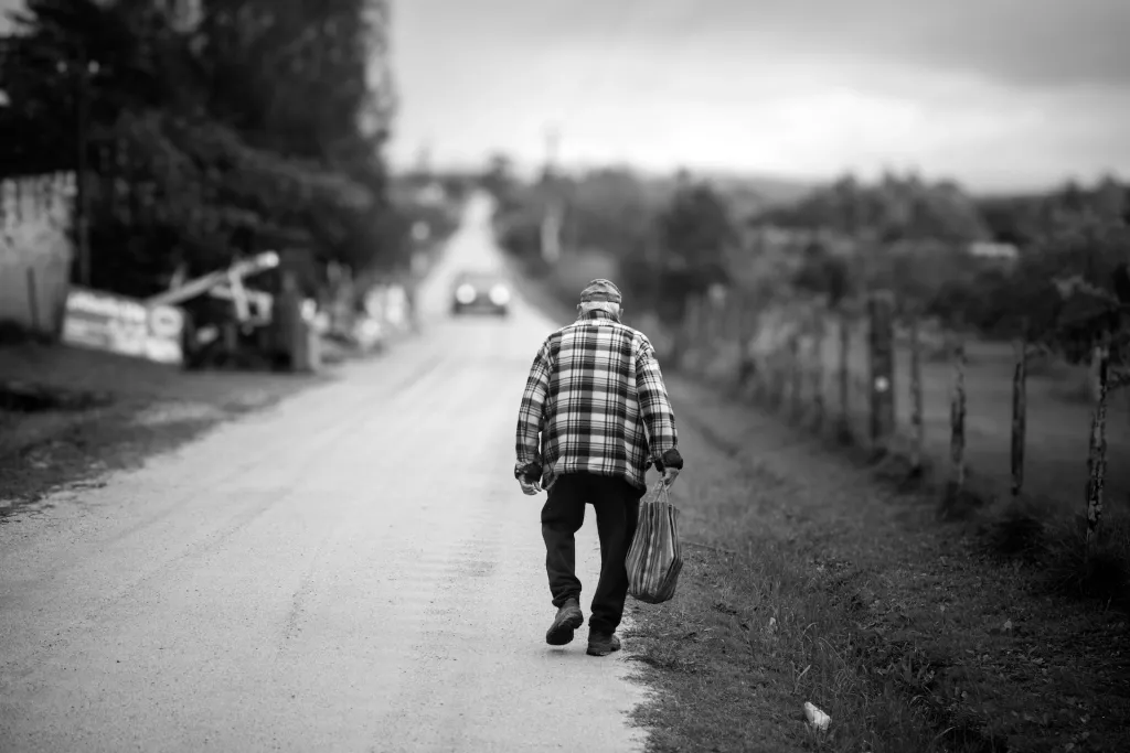 മൂന്നാം ദിവസം ഉച്ചകഴിഞ്ഞ് ക്യാമറയുമെടുത്ത് ഞാൻ ഗാർസോൺ ഗ്രാമത്തിലൂടെ നടക്കാൻ പോയി. പെട്ടെന്ന് ഒരു വൃദ്ധൻ ദൂരെ നിന്ന് കുനിഞ്ഞ് നടക്കുന്നത് കണ്ടു. 