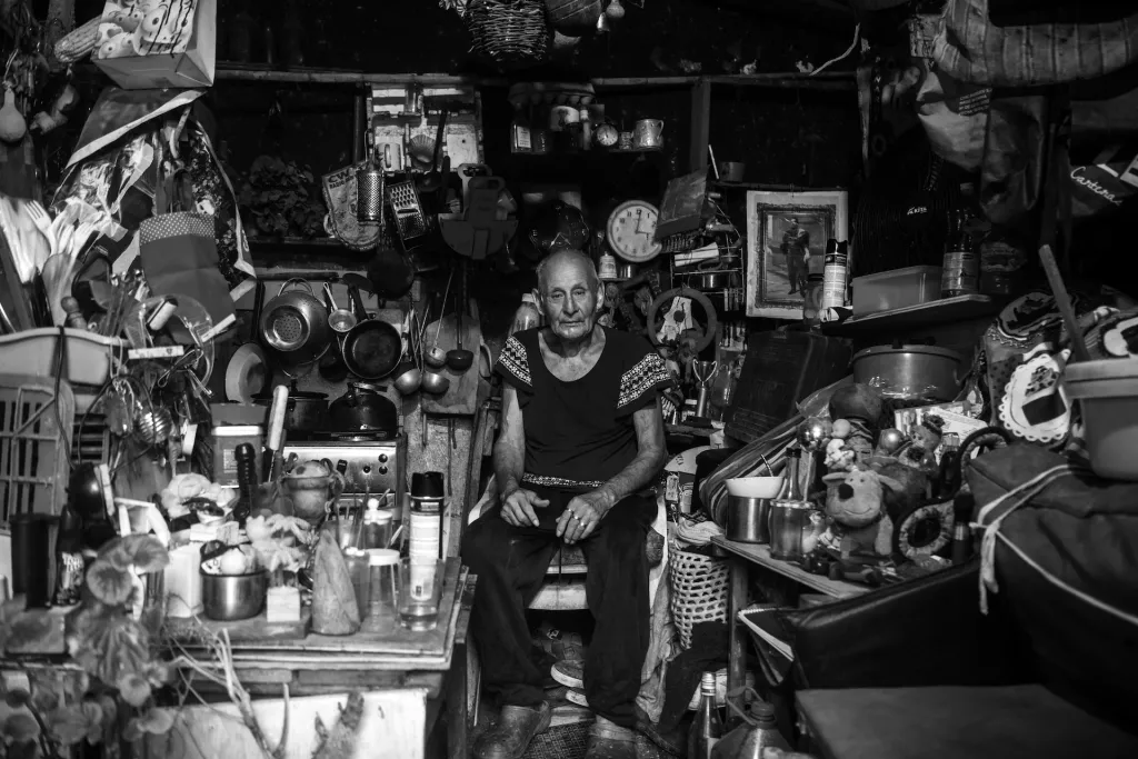 മനോഹരമായി അടുക്കിവച്ചിരിക്കുന്ന സ്ക്രാപ് മെറ്റീരിയലുകൾ നിറഞ്ഞ ഒരു മുറിയിലാണ് മിഹോ സമയത്തിന്റെ ഭൂരിഭാഗവും ചെലവഴിക്കുന്നത്. 