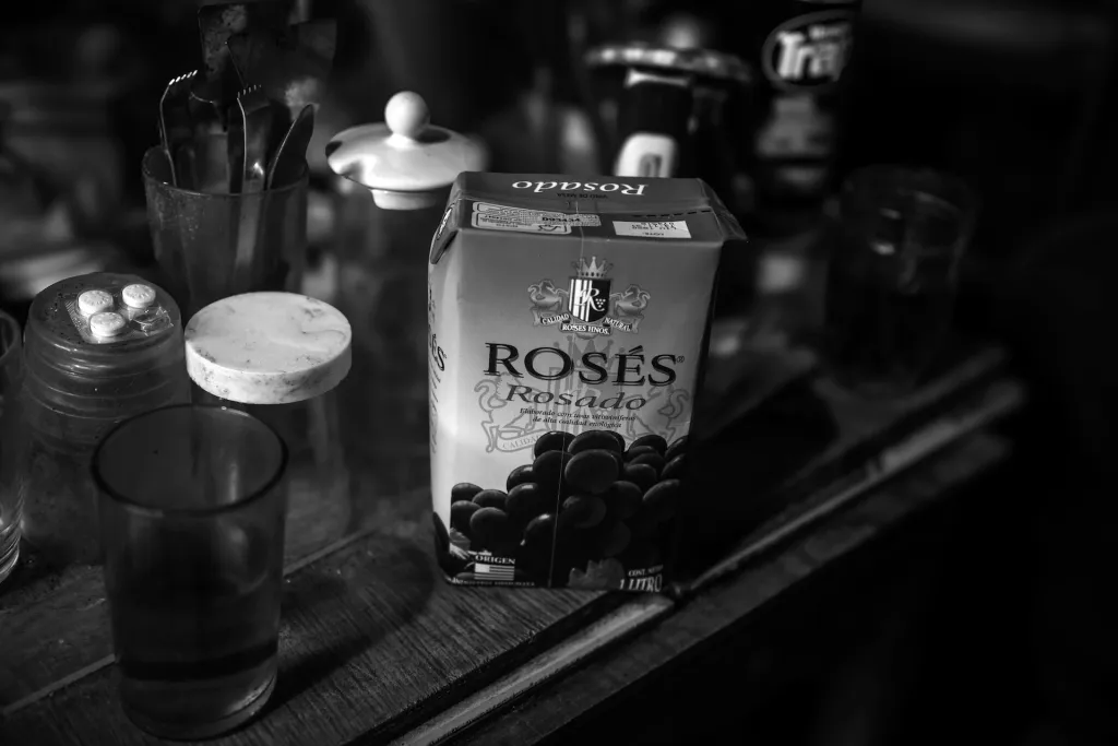 മിഹോ റോസ് വൈനും വാഴപ്പഴവും തന്നു. അദ്ദേഹം മനോഹരമായി സ്പാനിഷ് പാട്ടുകൾ പാടി. 