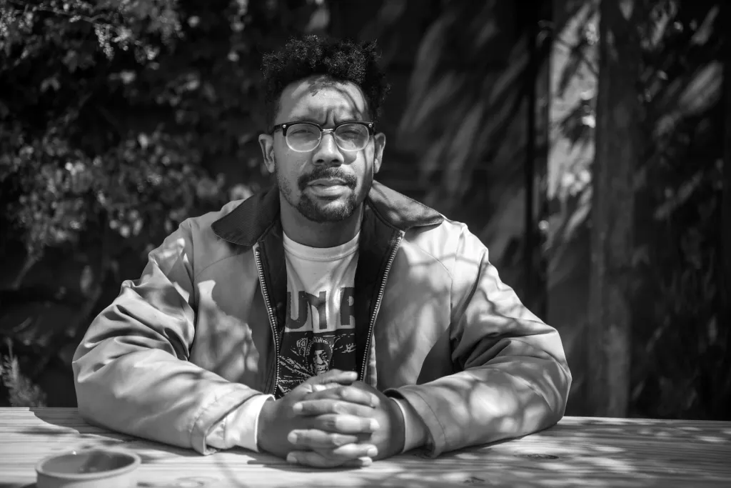 പ്രശസ്ത കലാകാരനായ ഡാമൻ ഡേവിസ് എമ്മി അവാർഡ് ജേതാവുകൂടിയാണ്.