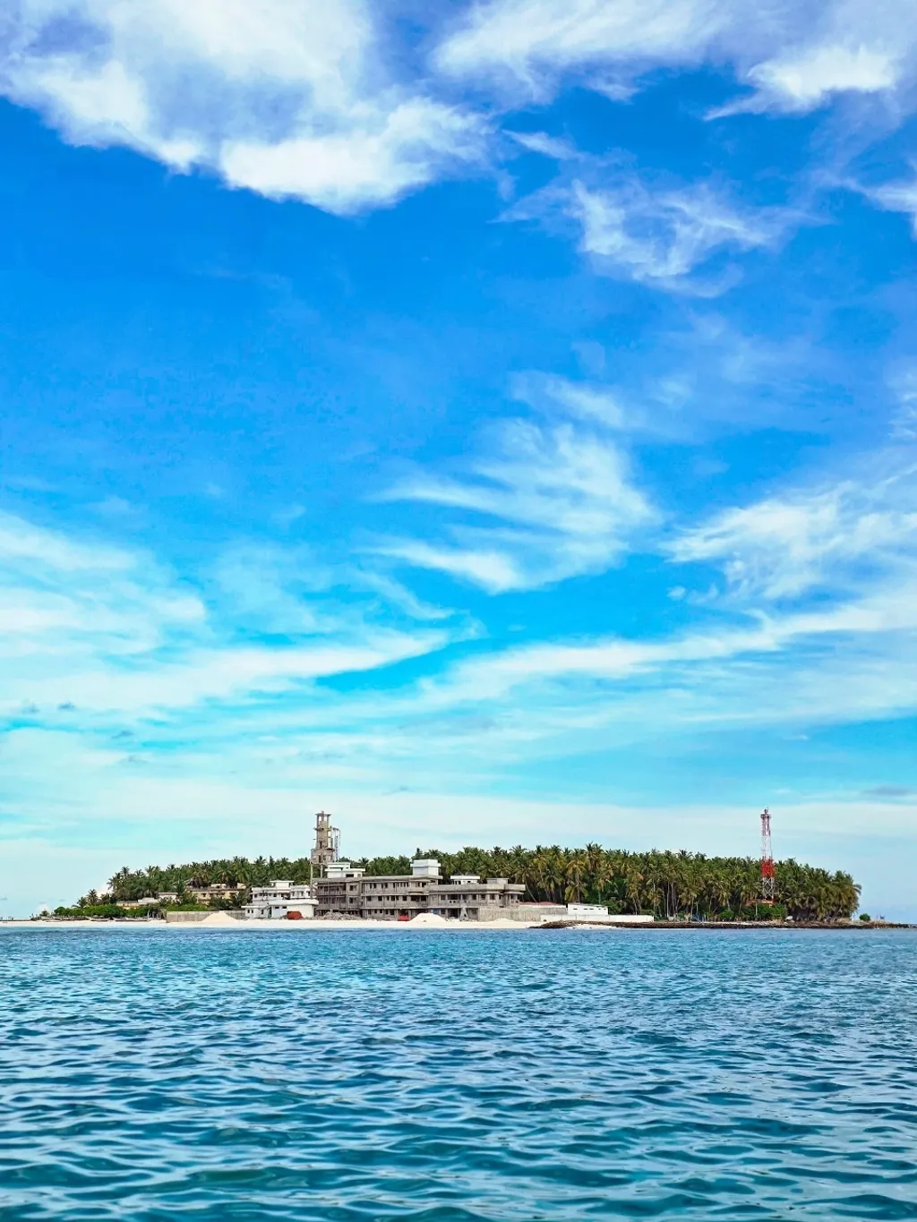 25 ഏക്കർ വിസ്തൃതിയുള്ള, വിശാലമായ പവിഴപ്പുറ്റ് (ലഗൂൺ) സംവിധാനത്താൽ ചുറ്റപ്പെട്ട ബിത്ര ദ്വീപിൽ 350- ഓളം നിവാസികളുണ്ട്.