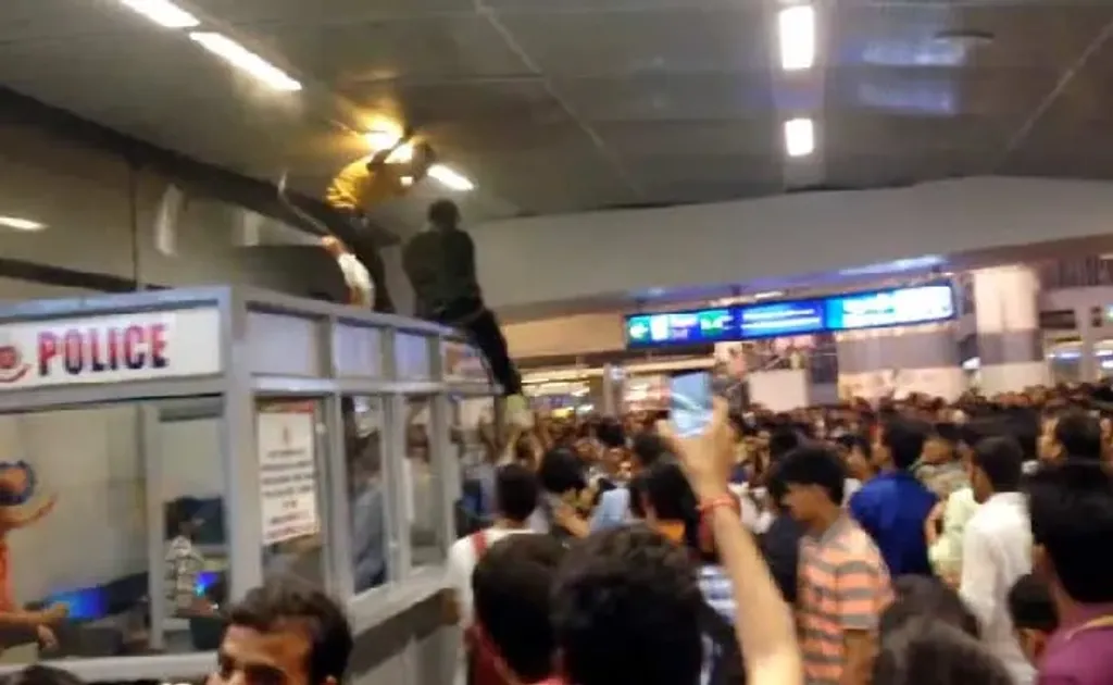 ഡൽഹി സർവകലാശാലാ പരിസരത്ത് ഇതര സംസ്ഥാന വിദ്യാർഥികൾ തിങ്ങിപ്പാർക്കുന്ന വിജയനഗർ എന്ന പ്രദേശത്ത്, പശുവിറച്ചി വിൽക്കുന്നു എന്നാരോപിച്ച് ഗോരക്ഷകർ എന്നു സ്വയം വിശേഷിപ്പിച്ച സംഘം ഒരു കട ആക്രമിച്ചു. 