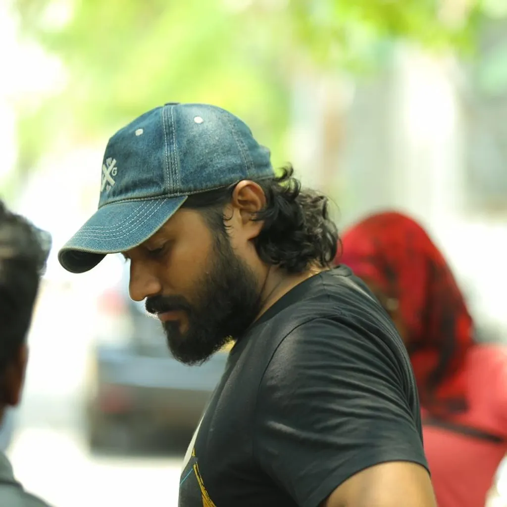 മിത്തുകളുടെയും പുവൃരാത്തങ്ങളുടെയും ഉള്ളടക്കങ്ങളിലേക്ക് ഉറ്റുനോക്കുന്ന, അവയെ കഥകളുടെ പഴമയ്ക്കൊപ്പം തമസ്കരിച്ചുകളയാതെ പുതുശരീരത്തിലേക്ക് – പുതിയ കഥാപശ്ചാത്തലങ്ങളിലേക്ക് ആവാഹിക്കാൻ ശ്രമിക്കുന്ന ഡൊമിനിക് അരുൺ എന്ന സംവിധായകനാണ് ആദ്യം കയ്യടിയർഹിക്കുന്നത്. 