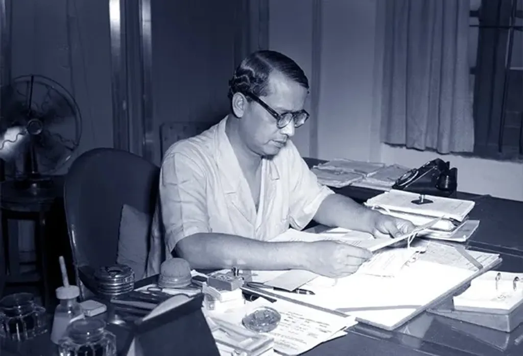 ഇന്ത്യൻ ജനാധിപത്യ രീതികളെ ലോകരാഷ്ട്രീയം അക്കാദമികമായി സമീപിച്ച ഒരു കാലമുണ്ടായിരുന്നു. 1953- ൽ സുഡാനിലെ തിരഞ്ഞെടുപ്പ് ജനാധിപത്യ രീതിയിൽ നടത്താൻ യു.എൻ സമീപിച്ചത് സുകുമാർ സെന്നിനെയായിരുന്നു.