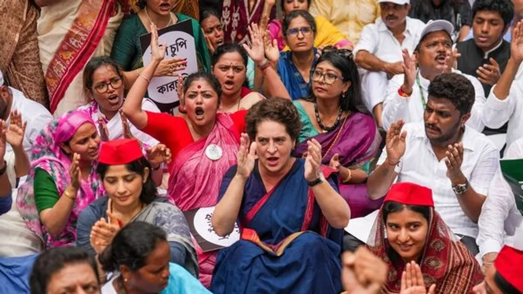 പുറത്തുള്ള പ്രതിപക്ഷ ശബ്ദത്തെ, രാഷ്ട്രീയ പ്രതിഷേധത്തെ അതിശക്തമായി അടിച്ചമർത്തിയാണ് പൊതുസമൂഹത്തിന്റെ ജനാധിപത്യ സാധ്യതകളെ ഫാഷിസം ഇല്ലാതാക്കാൻ ശ്രമിക്കുന്നത്. 