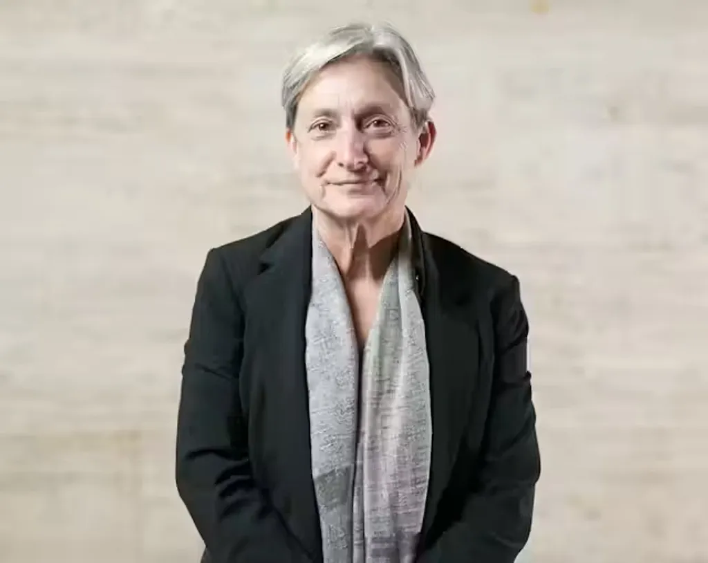 ജൂഡിത്ത് ബട്‍ലർ (Judith Butler) സമാന വീക്ഷണം അവതരിപ്പിക്കുന്നു. ഒരു ജനത ട്രോമ അനുഭവിക്കുമ്പോൾ എല്ലാവരുടെ ട്രോമയും തുല്യമായല്ല സമൂഹത്തിന്റെ കാഴ്ച്ചയിൽ പ്രത്യക്ഷപ്പെടുക.