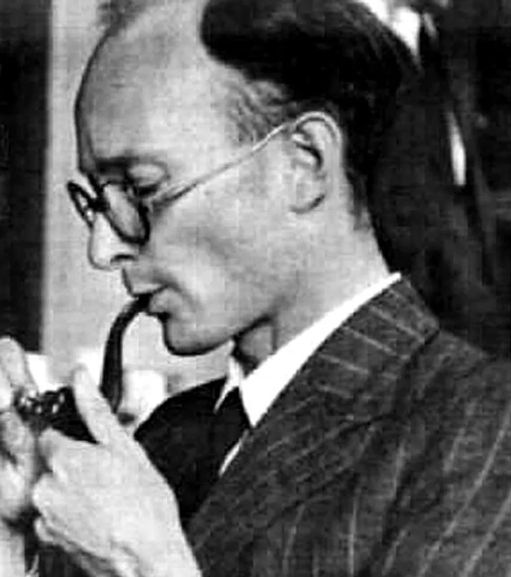 പോസ്റ്റ്- സ്ട്രക്ച്ചറലിസവും ട്രോമയും തമ്മിൽ ബന്ധപ്പെട്ടതെങ്ങനെ എന്ന് പരിശോധിക്കാൻ എളുപ്പമാർഗം ജോൺ ഓസ്റ്റിൻ എന്ന ബ്രിട്ടീഷ് ദാർശനികന്റെ സിദ്ധാന്തങ്ങളിൽ തുടങ്ങുകയാണ്. 