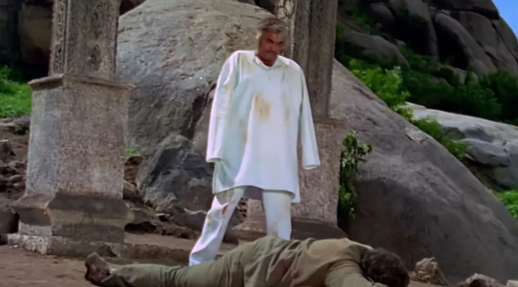 രണ്ടുകൈയും നഷ്ടപ്പെട്ട സഞ്ജയ് കുമാറിന്റെ ഠാക്കൂർ കഥാപാത്രത്തോടായിരുന്നു ഒരല്പം ആരാധന കൂടുതൽ. ഠാക്കൂറിന്റെ രണ്ടു കൈകളും ഗബ്ബർ സിംഗ് വെട്ടിമാറ്റിയതാണ്. 