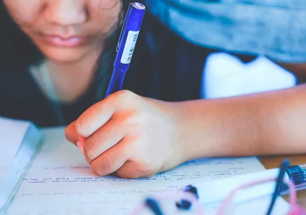 ഭിന്നശേഷിക്കാരെ പോലെ തന്നെ ഇടതുകൈയന്മാരും സ്കൂൾ കാലം മുതൽ പരിഹാസം കലർന്ന കൗതുകത്തിന്റെ ഇരകളാവാറാണ് പതിവ്