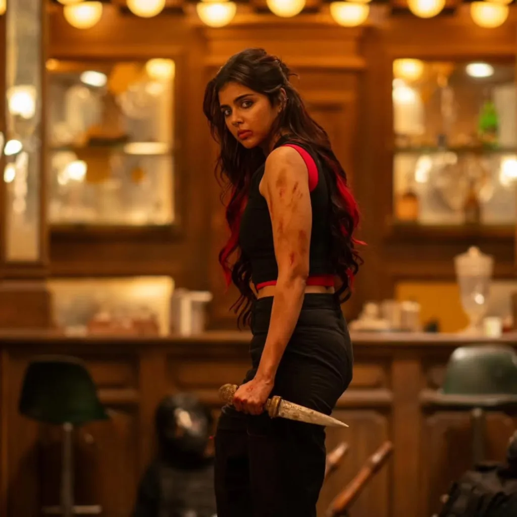 അബലയെന്ന് മുദ്രകുത്തി മാറ്റിനിർത്തിയ, നോട്ടങ്ങളുടെ ചൂഴ്ന്നെടുക്കലിൽപ്പെട്ടുഴലുന്ന സ്ത്രീജീവിതങ്ങളെ തിരുത്തിയെഴുതാൻ കാലം ഒരു അവതാരത്തെ സൃഷ്ടിക്കും. ലോക: മുന്നോട്ട് വയ്ക്കുന്ന ആ അവതാരമാണ് ചന്ദ്ര! 