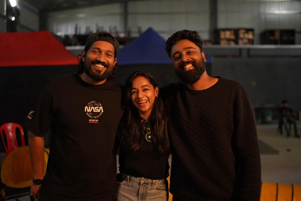 എല്ലാ പ്രേക്ഷകർക്കും വൈകാരികമായി പിന്തുടരാനാവും വിധം കുറ്റമറ്റ ഒരു തിരക്കഥ സൃഷ്ടിക്കാൻ സംവിധായകനോടൊപ്പം സഹതിരക്കഥാകൃത്തായ ശാന്തി ബാലചന്ദ്രനും സാധിക്കുന്നുണ്ട്. 