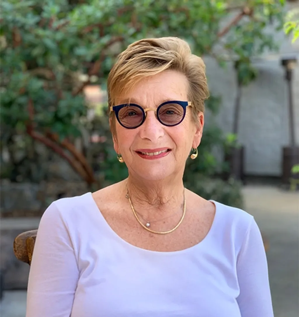 ഒരു തലമുറയിൽ നടന്ന ശക്തമായ ട്രോമയനുഭവങ്ങൾ നിറഞ്ഞ സംഭവങ്ങൾ അതിനുശേഷം ജനിച്ച അടുത്ത തലമുറക്കാർ കാണുന്നതും അനുഭവിക്കുന്നതുമെങ്ങനെ എന്ന വിഷയം മറിയാൻ ഹെർഷ് അവതരിപ്പിക്കുന്നു. 