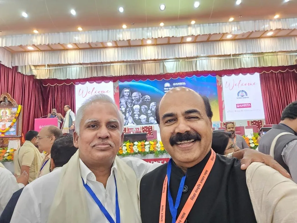 കൊച്ചിയിൽ സംഘ്പരിവാർ സംഘടിപ്പിച്ച ‘ഗ്യാൻ സഭ’യിൽ തമിഴ്‌നാട് ബി ജെ പി വൈസ്പ്രസിഡന്റ് പി. കനഗസഭാപതിയും  കേരള യൂണിവേഴ്‌സിറ്റി വി.സി. പ്രൊഫ (ഡോ.) മോഹനൻ കുന്നുമ്മലും