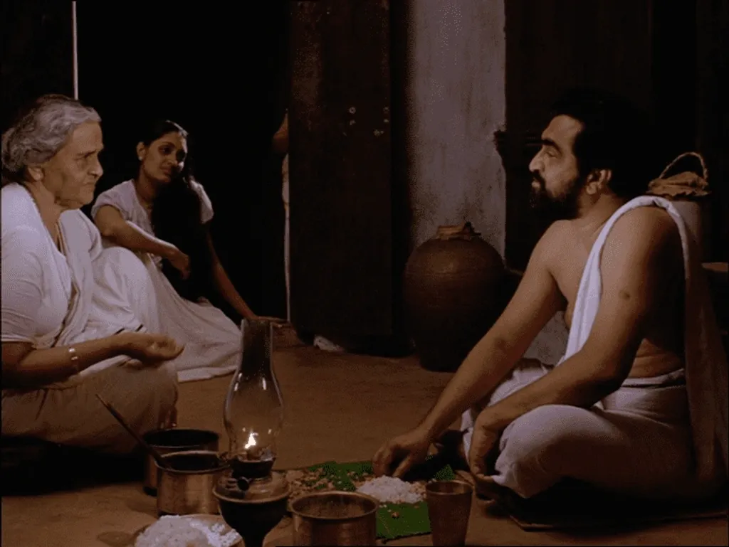 ജയിലിൽ നിന്നിറങ്ങി അടിച്ചു തളിക്കാരിയുടെ മകളിൽ കുട്ടികളുമായി കുടുംബസ്ഥനായി അരിഷ്ടിച്ചു കഴിയുന്ന നായകനു മുന്നിലേക്ക് പഴയ തറവാട്ടിൽ അവകാശിയായ  വാസുവമ്മാവൻ (നരേന്ദ്ര പ്രസാദ്) കയറിവരുന്നത് ചിത്രത്തിൽ കാണാം. 