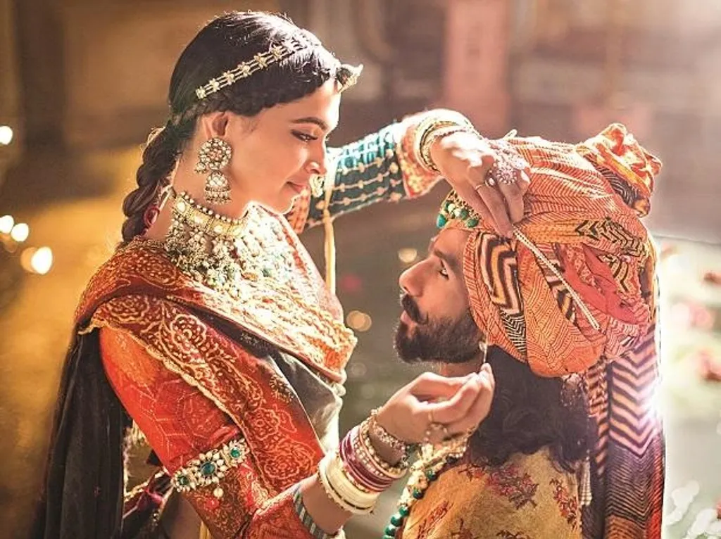 പദ്മാവത്’ സിനിമയ്ക്കു മുന്നോടിയായി ദീപിക പദുക്കോണിന്റെ മൂക്ക് മുറിക്കണമെന്നാവശ്യപ്പെട്ടത് ചിത്രത്തിൽ അലാവുദ്ദിൻ ഖിൽജിയും റാണി പദ്മാവതിയും തമ്മിൽ രതിവേഴ്ചയുണ്ടെന്ന് ആരോപിക്കപ്പെട്ടായിരുന്നു.